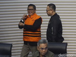 Video: Senyum dan Kepalan Tangan Hasto Usai Berompi Oranye KPK
