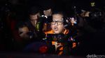 Senyum dan Kepalan Tangan Hasto Saat Resmi Ditahan KPK