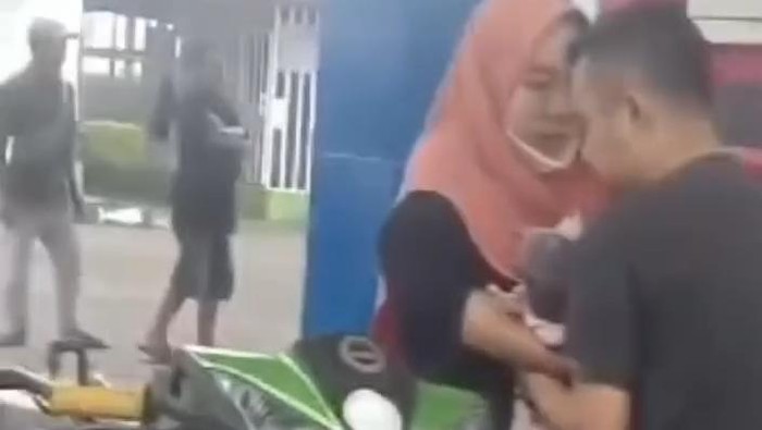 Seorang ibu melahirkan di SPBU Kampung panglayungan, Desa Pasirkaderi, Kecamatan Sindangbarang