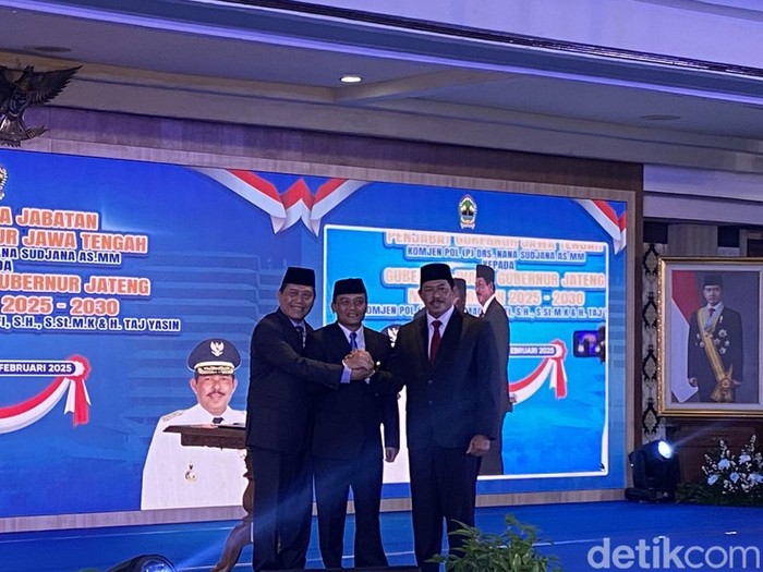 Serah Terima Jabatan (Sertijab) Gubernur-Wakil Gubernur Jateng di Kantor Gubernur Jateng, Kota Semarang, Kamis (20/2/2025) malam.