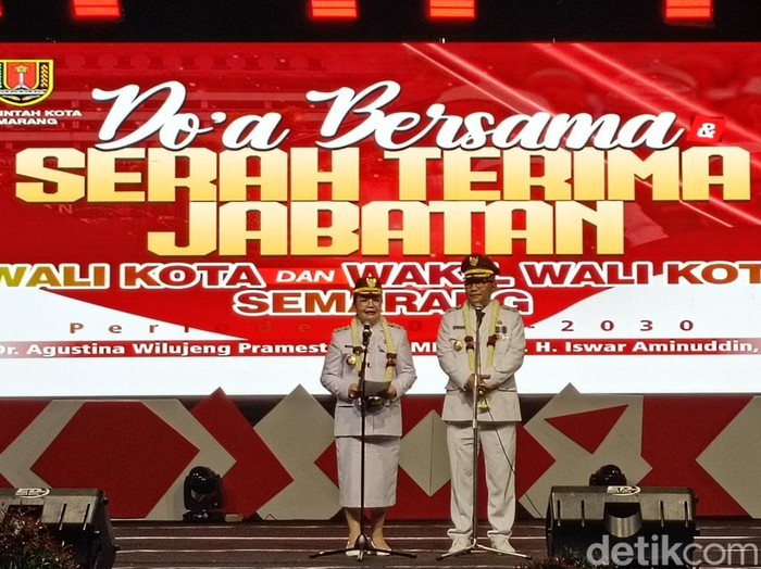 Serah Terima Jabatan Wali Kota Semarang dan wakilnya, Agustina Wilujeng-Iswar Aminuddin, di Balai Kota Semarang, Kamis (20/2/2025).