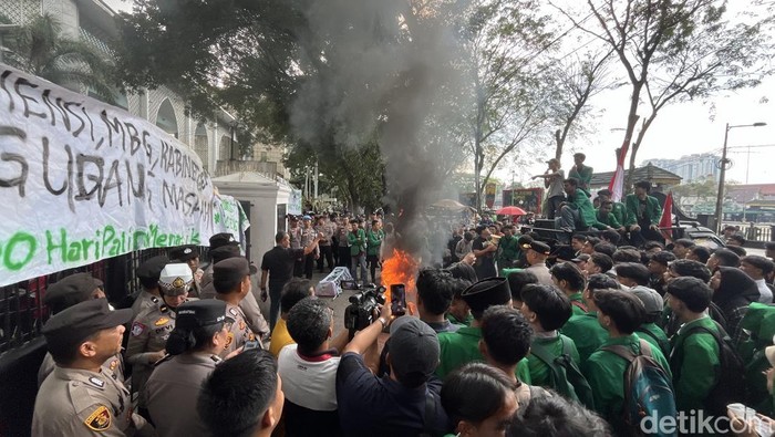Seratusan mahasiswa di Medan melakukan unjuk rasa di depan DPRD Sumut siang ini. (Kartika Sari/detikSumut)