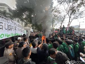 Mahasiswa di Medan Unjuk Rasa Protes Efisiensi Anggaran