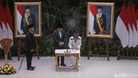 Gubernur Daerah Khusus Jakarta (DKJ) Pramono Anung (kanan) menandatangani surat serah terima jabatan disaksikan Penjabat Gubernur Jakarta 2024-2025 Teguh Setyabudi di Balai Kota Jakarta, Kamis (20/2/2025). Teguh resmi menyerahkan kepemimpinan di Pemprov DKJ kepada Pramono setelah dilantik Presiden Prabowo Subianto sebagai Gubernur DKJ periode 2025-2030.  