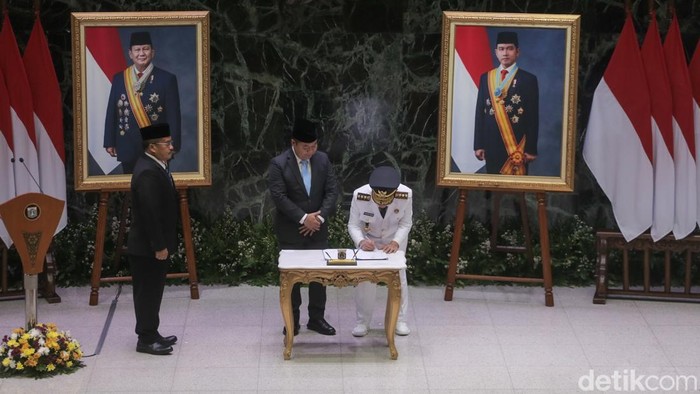 Sertijab Gubernur Jakarta, Pramono Bicara Ahok-Anies Sudah Rukun Gubernur Daerah Khusus Jakarta (DKJ) Pramono Anung (kanan) menandatangani surat serah terima jabatan disaksikan Penjabat Gubernur Jakarta 2024-2025 Teguh Setyabudi di Balai Kota Jakarta, Kamis (20/2/2025). Teguh resmi menyerahkan kepemimpinan di Pemprov DKJ kepada Pramono setelah dilantik Presiden Prabowo Subianto sebagai Gubernur DKJ periode 2025-2030.