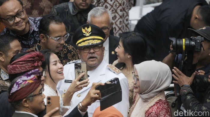 Gubernur Daerah Khusus Jakarta (DKJ) Pramono Anung (kanan) menandatangani surat serah terima jabatan disaksikan Penjabat Gubernur Jakarta 2024-2025 Teguh Setyabudi di Balai Kota Jakarta, Kamis (20/2/2025). Teguh resmi menyerahkan kepemimpinan di Pemprov DKJ kepada Pramono setelah dilantik Presiden Prabowo Subianto sebagai Gubernur DKJ periode 2025-2030.