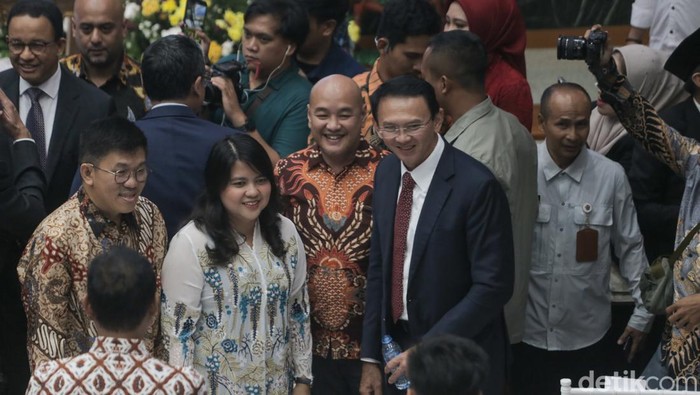 Gubernur Daerah Khusus Jakarta (DKJ) Pramono Anung (kanan) menandatangani surat serah terima jabatan disaksikan Penjabat Gubernur Jakarta 2024-2025 Teguh Setyabudi di Balai Kota Jakarta, Kamis (20/2/2025). Teguh resmi menyerahkan kepemimpinan di Pemprov DKJ kepada Pramono setelah dilantik Presiden Prabowo Subianto sebagai Gubernur DKJ periode 2025-2030.