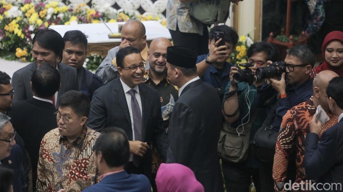 Sertijab Gubernur Jakarta, Pramono Bicara Ahok-Anies Sudah Rukun Gubernur Daerah Khusus Jakarta (DKJ) Pramono Anung (kanan) menandatangani surat serah terima jabatan disaksikan Penjabat Gubernur Jakarta 2024-2025 Teguh Setyabudi di Balai Kota Jakarta, Kamis (20/2/2025). Teguh resmi menyerahkan kepemimpinan di Pemprov DKJ kepada Pramono setelah dilantik Presiden Prabowo Subianto sebagai Gubernur DKJ periode 2025-2030.