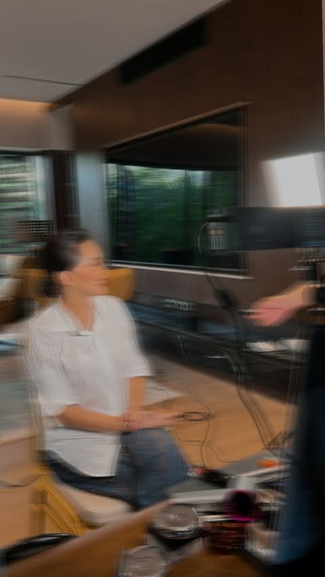 “Setelah sekian banyak kali merias ibu, hari ini datang juga.. merupakan suatu kehormatan bagi saya dapat merias Ibu untuk momen bersejarah yang dipenuhi kebanggaan dan harapan baru. Selamat atas amanah baru, Ibu! Semoga kepemimpinan yang diemban membawa Maluku Utara semakin maju,” tulis Isabelle. Foto: Instagram @byisabellefarradiva