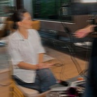 “Setelah sekian banyak kali merias ibu, hari ini datang juga.. merupakan suatu kehormatan bagi saya dapat merias Ibu untuk momen bersejarah yang dipenuhi kebanggaan dan harapan baru. Selamat atas amanah baru, Ibu! Semoga kepemimpinan yang diemban membawa Maluku Utara semakin maju,” tulis Isabelle. Foto: Instagram @byisabellefarradiva