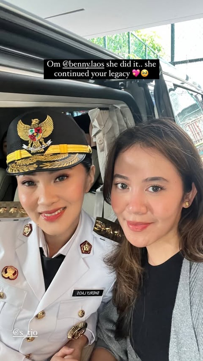 Begini potret wanita 42 tahun tersebut dengan sang makeup artist yang mengungkap kebanggaannya dalam postingan.  Foto: Instagram @byisabellefarradiva