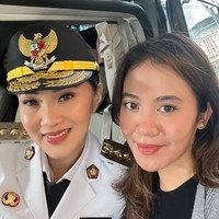 Begini potret wanita 42 tahun tersebut dengan sang makeup artist yang mengungkap kebanggaannya dalam postingan.  Foto: Instagram @byisabellefarradiva
