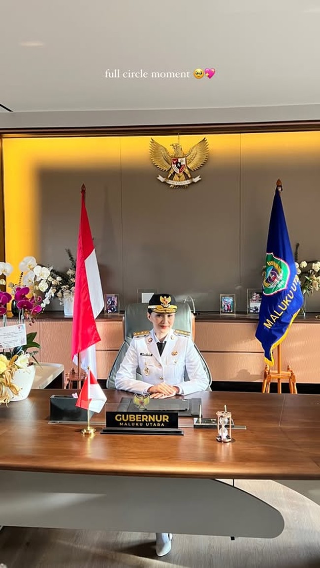 Begini potret Sherly Tjoanda yang melanjutkan perjuangan mendiang suami dalam memperebutkan kursi Gubernur Maluku Utara di Pilkada 2024 itu saat duduk di kursinya sebagai gubernur terpilih untuk periode 2025-2030. Foto: Instagram @byisabellefarradiva