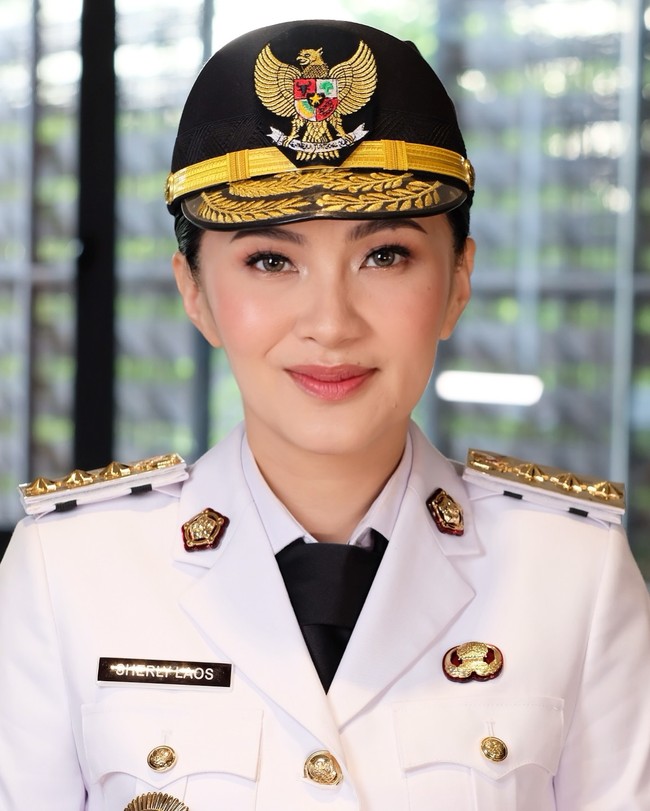 Dalam kesempatan tersebut, Sherly terlihat cantik dengan makeup yang flawless. Penampilannya yang menawan dibagikan oleh penata rias, Isabelle Farradiva Louhenapessy. Foto: Instagram @byisabellefarradiva