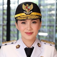 Dalam kesempatan tersebut, Sherly terlihat cantik dengan makeup yang flawless. Penampilannya yang menawan dibagikan oleh penata rias, Isabelle Farradiva Louhenapessy. Foto: Instagram @byisabellefarradiva