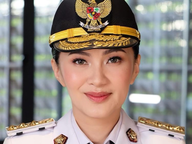 Potret Cantik Sherly Tjoanda dengan Makeup Flawless Saat Dilantik Jadi Gubernur