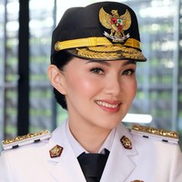 Dalam foto yang dibagikan, Sherly Laos yang sebelumnya berprofesi sebagai pengusaha menggunakan seragam PDU terlihat menerap makeup yang berkesan segar. Foto: Instagram @byisabellefarradiva