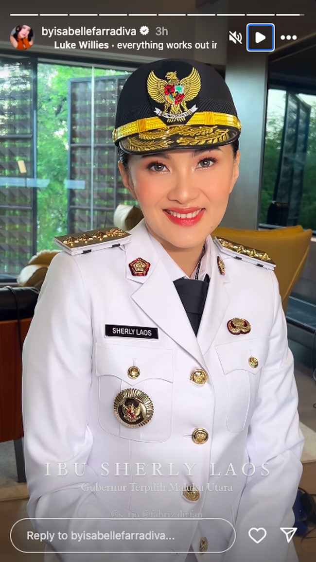 Sesuai dengan acara kenegaraan yang digelar pagi hari, gubernur wanita pertama Maluku Utara tersebut tidak tampil dengan warna yang terlalu menor. Penampilannya cantik dengan sapuan lipstik kemerahan, alis menukik lembut, bulu mata palsu, juga softlens bernuansa cokelat yang melengkapi kesan segar.    Foto: Instagram @byisabellefarradiva