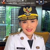 Sesuai dengan acara kenegaraan yang digelar pagi hari, gubernur wanita pertama Maluku Utara tersebut tidak tampil dengan warna yang terlalu menor. Penampilannya cantik dengan sapuan lipstik kemerahan, alis menukik lembut, bulu mata palsu, juga softlens bernuansa cokelat yang melengkapi kesan segar.    Foto: Instagram @byisabellefarradiva