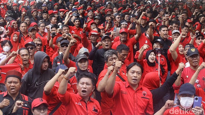 Massa partai PDI Perjuangan berunjuk rasa di depan gedung KPK, Jl Kuningan Persada, Jakarta, Kamis (20/5/2025).