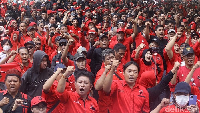 Simpatisan PDIP Geruduk Gedung KPK Saat Hasto Diperiksa Massa partai PDI Perjuangan berunjuk rasa di depan gedung KPK, Jl Kuningan Persada, Jakarta, Kamis (20/5/2025).