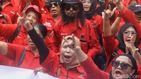 Mereka tiba di gedung dwiwarna KPK dengan menggunakan lebih dari dua bus dan banyak mengendarai sepeda motor. 