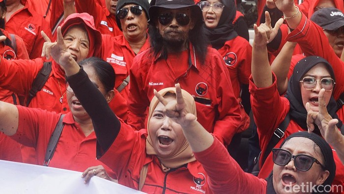 Simpatisan PDIP Geruduk Gedung KPK Saat Hasto Diperiksa Massa partai PDI Perjuangan berunjuk rasa di depan gedung KPK, Jl Kuningan Persada, Jakarta, Kamis (20/5/2025).