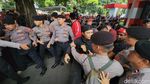 Simpatisan PDIP Geruduk Gedung KPK Saat Hasto Diperiksa