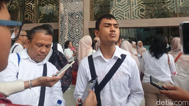Siswa dan orang tua Beasiswa Indonesia Maju (BIM) Angkatan 4 yang aksi di depan Kemdiktisaintek