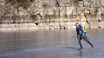 Sungai Membeku di Republik Ceko Jadi Tempat Main Ice Skating