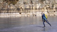 Tampak keseruan yang dipancarkan oleh seorang pria daat bermain ice skating di sungai beku tersebut.