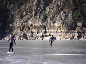 Sungai Membeku di Republik Ceko Jadi Tempat Main Ice Skating