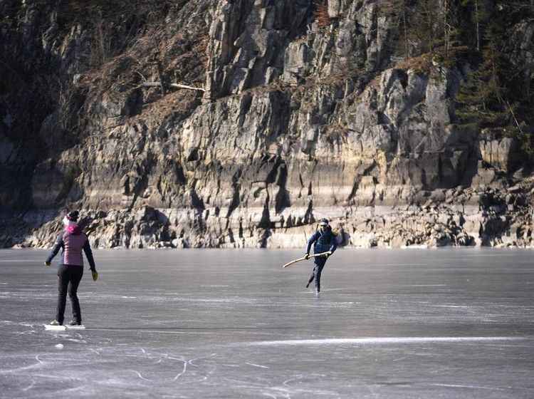 Sungai Membeku di Republik Ceko Jadi Tempat Main Ice Skating