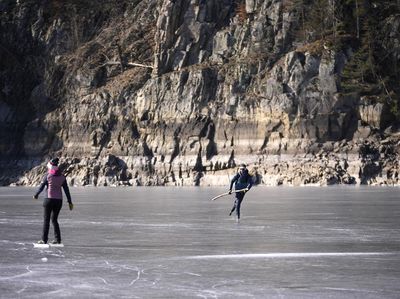 Sungai Membeku di Republik Ceko Jadi Tempat Main Ice Skating