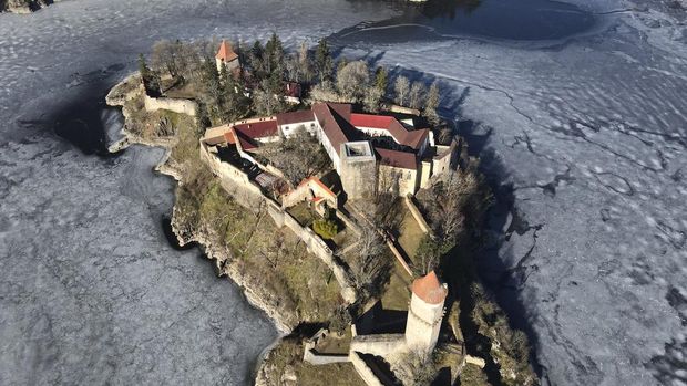 Sungai Membeku di Republik Ceko Jadi Tempat Main Ice Skating Musim dingin di Republik Ceko membuat sungai Otava menjadi beku. Warga memanfaatkan sungai tersebut dengan bermain ice skating.