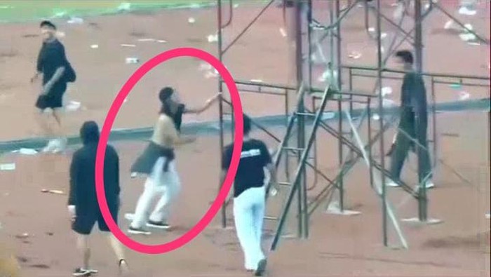 Suporter Persela serang kameramen