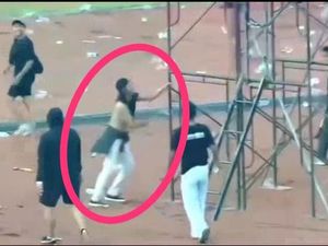 Viral Suporter Persela Serang Kameramen Saat Rusuh di Stadion Tuban
