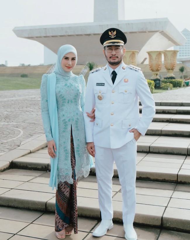 Suami Syahnaz Sadiqah, Jeje Govinda, baru saja resmi dilantik menjadi Bupati Bandung Barat. Acara pelantikan berlangsung pada Kamis, 20 Februari 2025 di Jakarta. Sebagai istri, Syahnaz terlihat ikut mendampingi suaminya. Foto: Instagram/@syahnazs