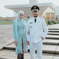 Suami Syahnaz Sadiqah, Jeje Govinda, baru saja resmi dilantik menjadi Bupati Bandung Barat. Acara pelantikan berlangsung pada Kamis, 20 Februari 2025 di Jakarta. Sebagai istri, Syahnaz terlihat ikut mendampingi suaminya. Foto: Instagram/@syahnazs