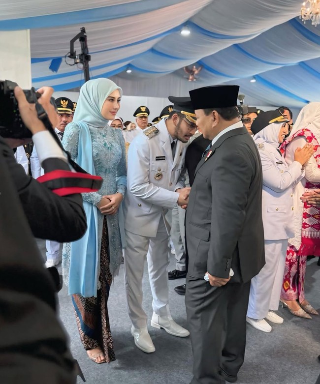 Penampilan Syahnaz yang tampil berkebaya tak kalah jadi sorotan. Ditambah dengan hijab yang menutupi kepalanya, penampilan Syahnaz saat menemani suaminya banjir pujian. Foto: Instagram/@syahnazs