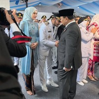 Penampilan Syahnaz yang tampil berkebaya tak kalah jadi sorotan. Ditambah dengan hijab yang menutupi kepalanya, penampilan Syahnaz saat menemani suaminya banjir pujian. Foto: Instagram/@syahnazs