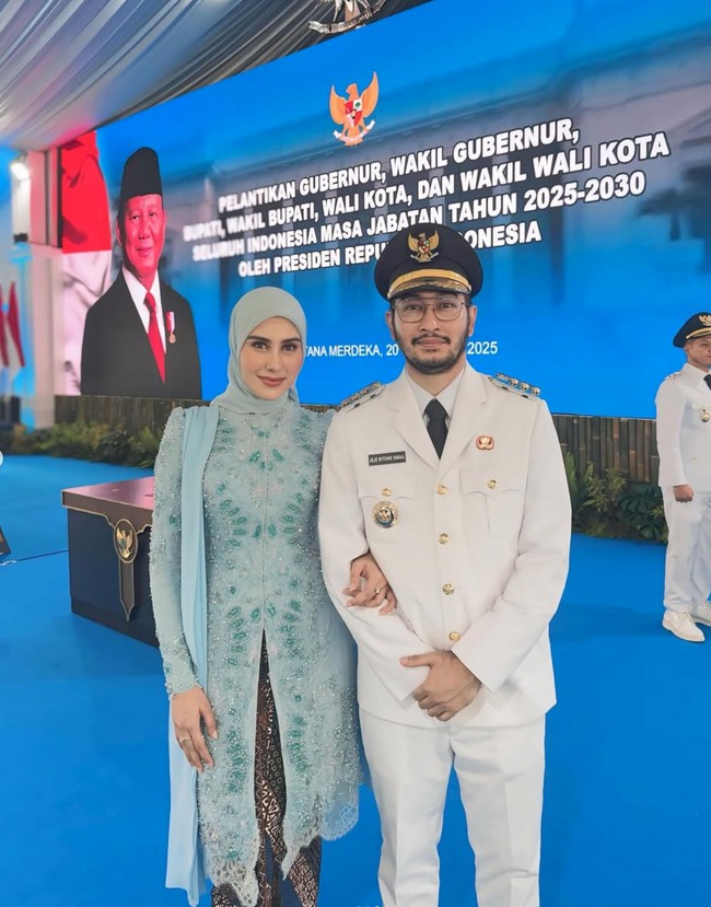 Syahnaz tampil mengenakan kebaya berwarna tosca. Kebaya tersebut dipercantik dengan payet berwarna silver dan hijau. Pada salah satu pundaknya juga terdapat selendang yang membuat penampilannya kian elegan. Ia kemudian melengkapi kebayanya dengan rok lilit berwarna coklat. Foto: Instagram/@syahnazs