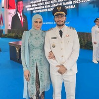 Syahnaz tampil mengenakan kebaya berwarna tosca. Kebaya tersebut dipercantik dengan payet berwarna silver dan hijau. Pada salah satu pundaknya juga terdapat selendang yang membuat penampilannya kian elegan. Ia kemudian melengkapi kebayanya dengan rok lilit berwarna coklat. Foto: Instagram/@syahnazs
