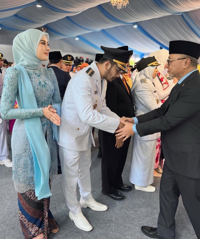 Sementara Jeje Govinda atau yang memiliki nama asli Ritchie Ismail tampil gagah dalam balutan seragam dinas berwarna putih. Dalam foto terlihat Syahnaz yang setia mendampingi suaminya di pelantikan tersebut. Foto: Instagram/@syahnazs