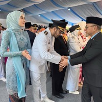 Sementara Jeje Govinda atau yang memiliki nama asli Ritchie Ismail tampil gagah dalam balutan seragam dinas berwarna putih. Dalam foto terlihat Syahnaz yang setia mendampingi suaminya di pelantikan tersebut. Foto: Instagram/@syahnazs