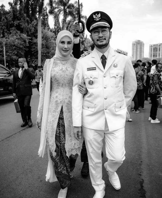 Diketahui kebaya yang dikenakan Syahnaz merupakan rancangan dari Studio BOH. Dan untuk menata hijabnya Syahnaz dibantu oleh Hijabby Prili dan Prilia Nur Afrida. Anggun memukau, Syahnaz pancarkan aura ibu pejabat. Foto: Instagram/@syahnazs