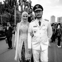 Diketahui kebaya yang dikenakan Syahnaz merupakan rancangan dari Studio BOH. Dan untuk menata hijabnya Syahnaz dibantu oleh Hijabby Prili dan Prilia Nur Afrida. Anggun memukau, Syahnaz pancarkan aura ibu pejabat. Foto: Instagram/@syahnazs