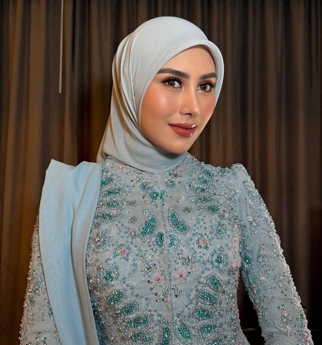 Tampil cantik berhijab, untuk riasan wajahnya Syahnaz mempercayakan MUA Rossy Pramita. Penampilannya terlihat flawless dengan hasil akhir makeup yang glowing, membuat kulitnya tampak sehat. Foto: Instagram/@ochiipramita