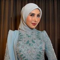 Tampil cantik berhijab, untuk riasan wajahnya Syahnaz mempercayakan MUA Rossy Pramita. Penampilannya terlihat flawless dengan hasil akhir makeup yang glowing, membuat kulitnya tampak sehat. Foto: Instagram/@ochiipramita