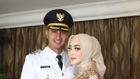 Ali Syakieb yang didampingi istrinya, Margin Winaya Hermawan. Ali Syakieb menjabat sebagai Wakil Bupati Bandung. Foto: instagram